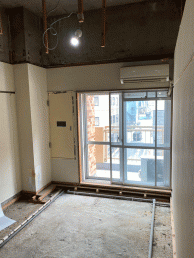 天井を高くして風通しと採光UP！自転車も置けて収納もたっぷり！ 　目黒区A様邸